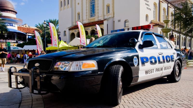 policista z floridy rozstřílel v panice vůz se zatčeným. vylekal ho pád žaludu, ukazuje video