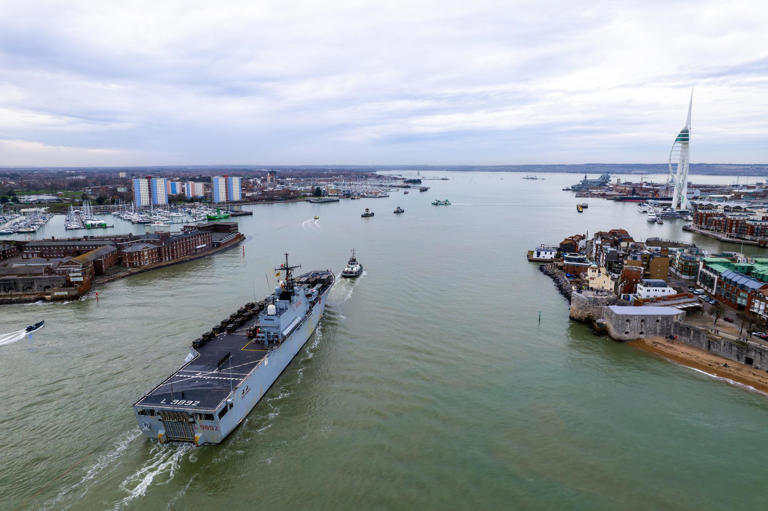 Royal Navy: Italian aircraft carrier Giuseppe Garibaldi enters ...