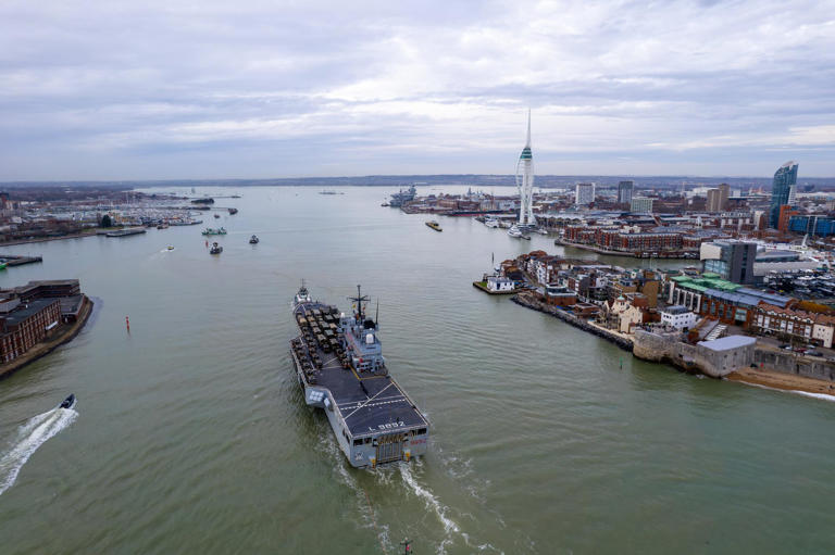 Royal Navy: Italian aircraft carrier Giuseppe Garibaldi enters ...