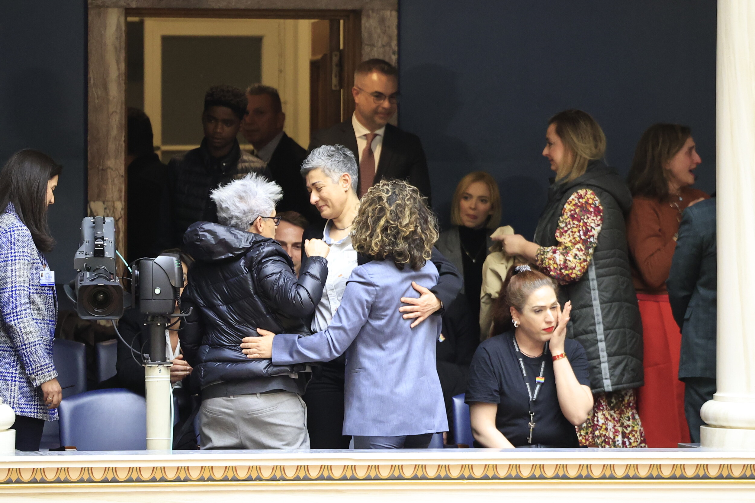 χαμόγελα, χειροκροτήματα και δάκρυα συγκίνησης μετά την υπερψήφιση του νομοσχεδίου για τα ομόφυλα ζευγάρια