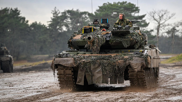 Leopard 2 on mud