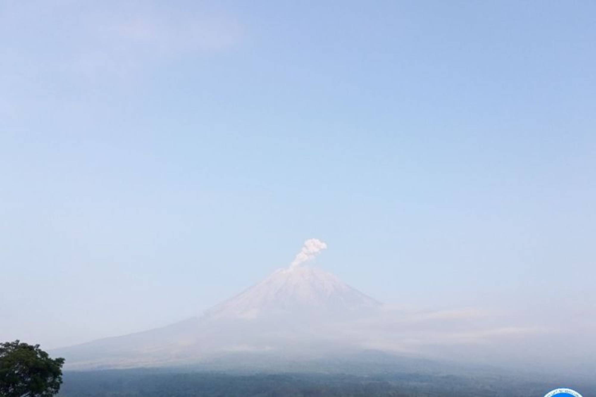 gunung semeru erupsi dengan menyemburkan abu vulkanik setinggi 1 km di atas puncak