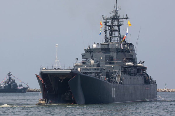ロシア海軍の大型揚陸艦が「袋叩き」に？ 猛威を振るう水上ドローン “撃沈の一部始終”が公開される