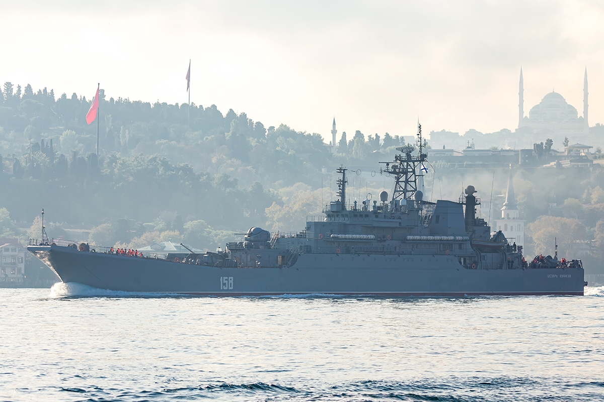 夜間に包囲して襲撃 ウクライナが編み出した無人艇群による艦艇の仕留め方