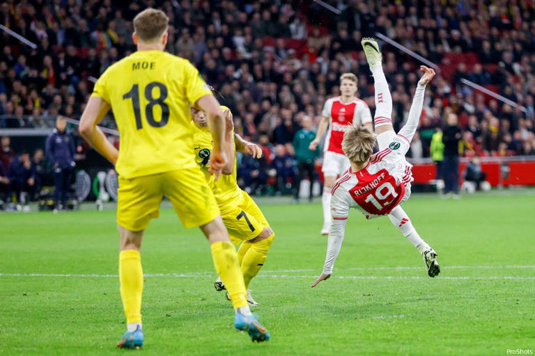 Debutant Ajax is superblij 'Ik ben blij dat de coach mij het