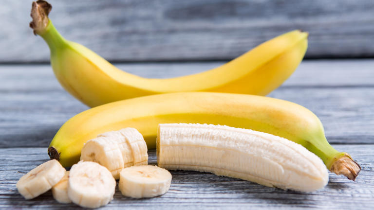 Segundo a nutricionista Meghen Bishop, em entrevista ao site The Healthy, uma banana contém aproximadamente 14,4 gramas de açúcar