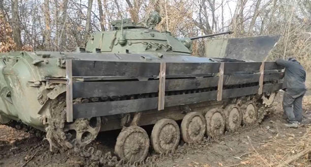Rosyjski BMP-2 wzmocniony deskami.