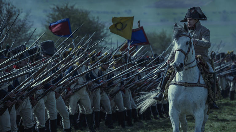 《拿破崙》片中還原6場經典戰役的逼真過程，大動作場面絕無冷場。（Apple TV+提供）
