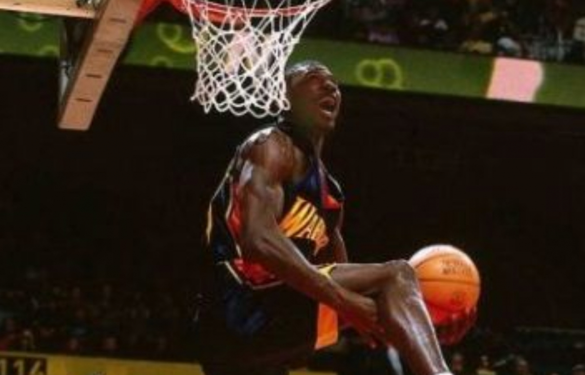 <p>Jason Richardson executed a flawless off-the-backboard dunk, using the backboard as a prop to elevate his already impressive dunking ability, leaving spectators in disbelief.</p>