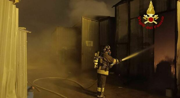notte di fuoco al porto di ancona: incendio nei capannoni e nube di fumo, la polizia indaga sulle cause