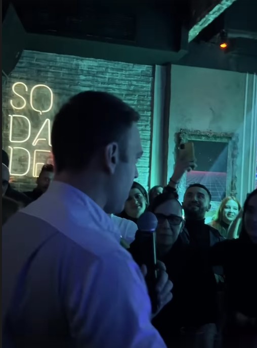 κασσελάκης: στο μπαρ sodade μετά την ψήφιση του νομοσχεδίου για τα ομόφυλα ζευγάρια – to σχόλιο για πολάκη