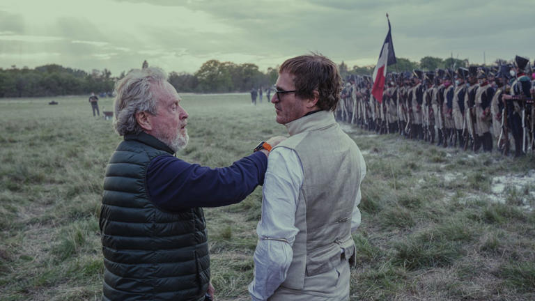 導演雷利史考特（左）與男主角瓦昆菲尼克斯（右）暌違近20年後再次合作，挑戰史詩級電影的大型場面。（Apple TV+提供）