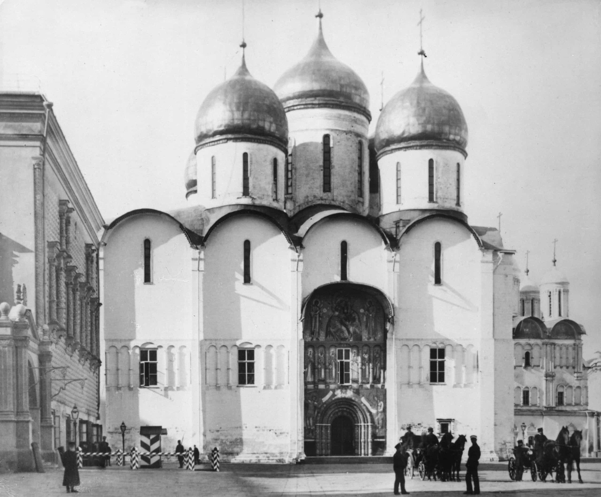 A snap of Moscow's <a href="https://uk.starsinsider.com/travel/274097/the-worlds-quirkiest-churches">Cathedral</a> of the Assumption, also known as Dormition Cathedral, taken back in 1869.