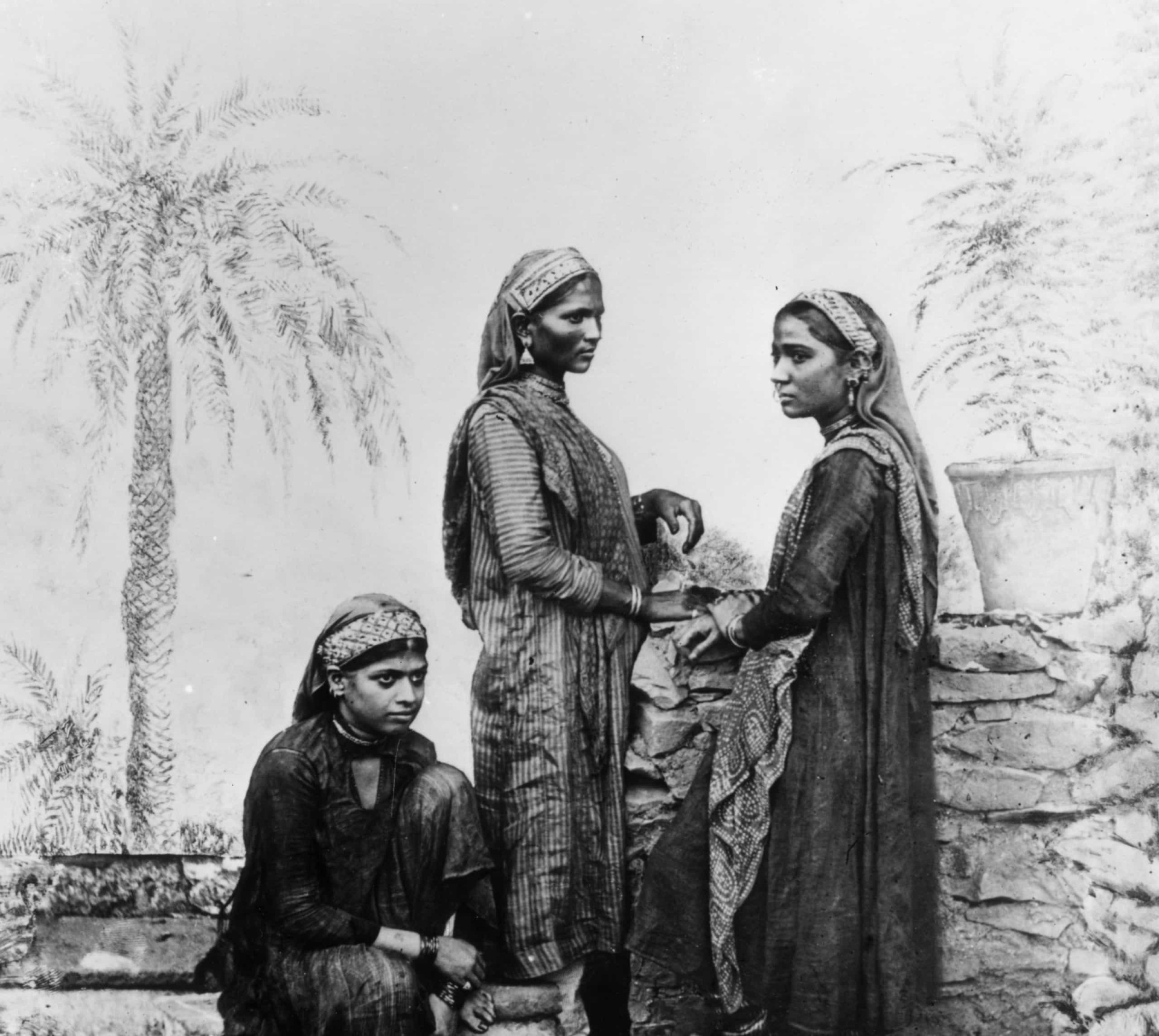 Muhammadan women wear middle-class attire, standing by a wall in Mumbai, then known as Bombay. Photo taken in 1863.