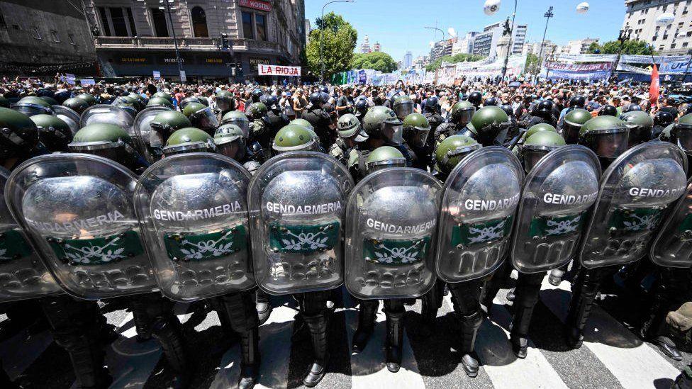 'vamos esperar tempo que for necessário': os argentinos que apoiam 'terapia de choque' de milei durante crise