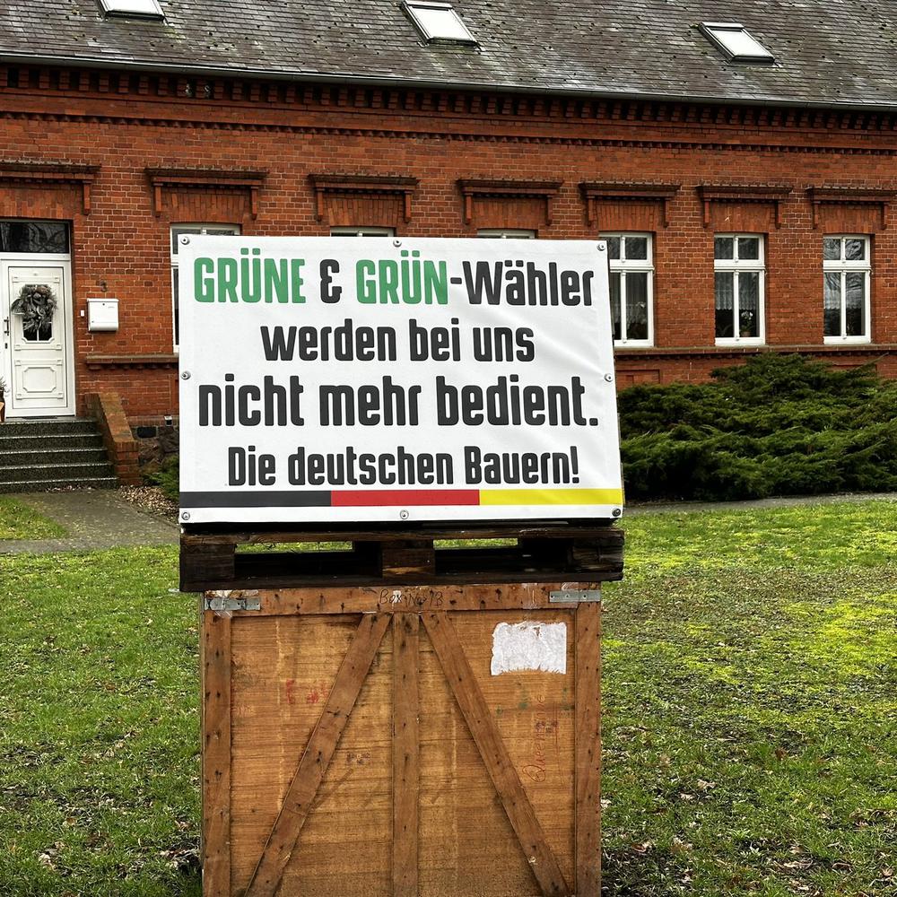 „grüne werden nicht bedient“: staatsanwaltschaft prüft anti-grünen-plakat auf volksverhetzung