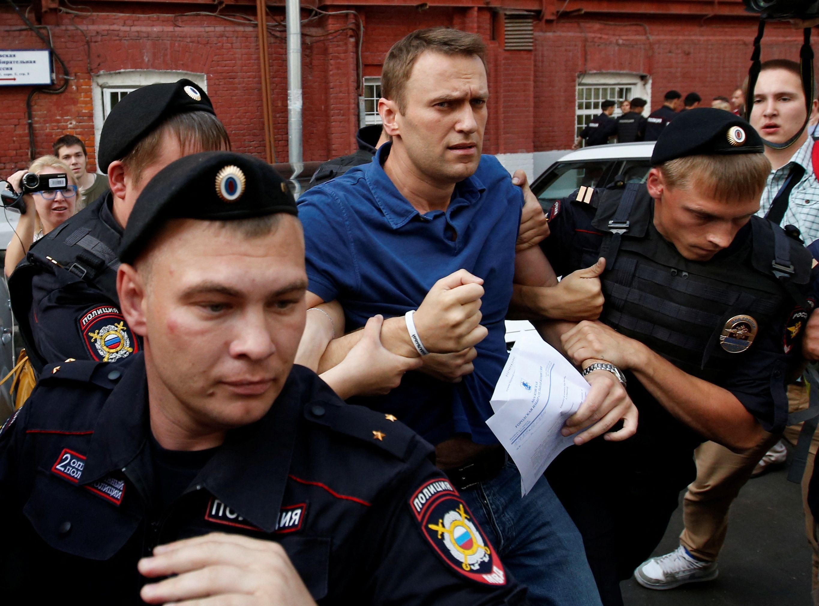 Navalny’s Mother Brings Flowers To His Grave A Day After Thousands ...