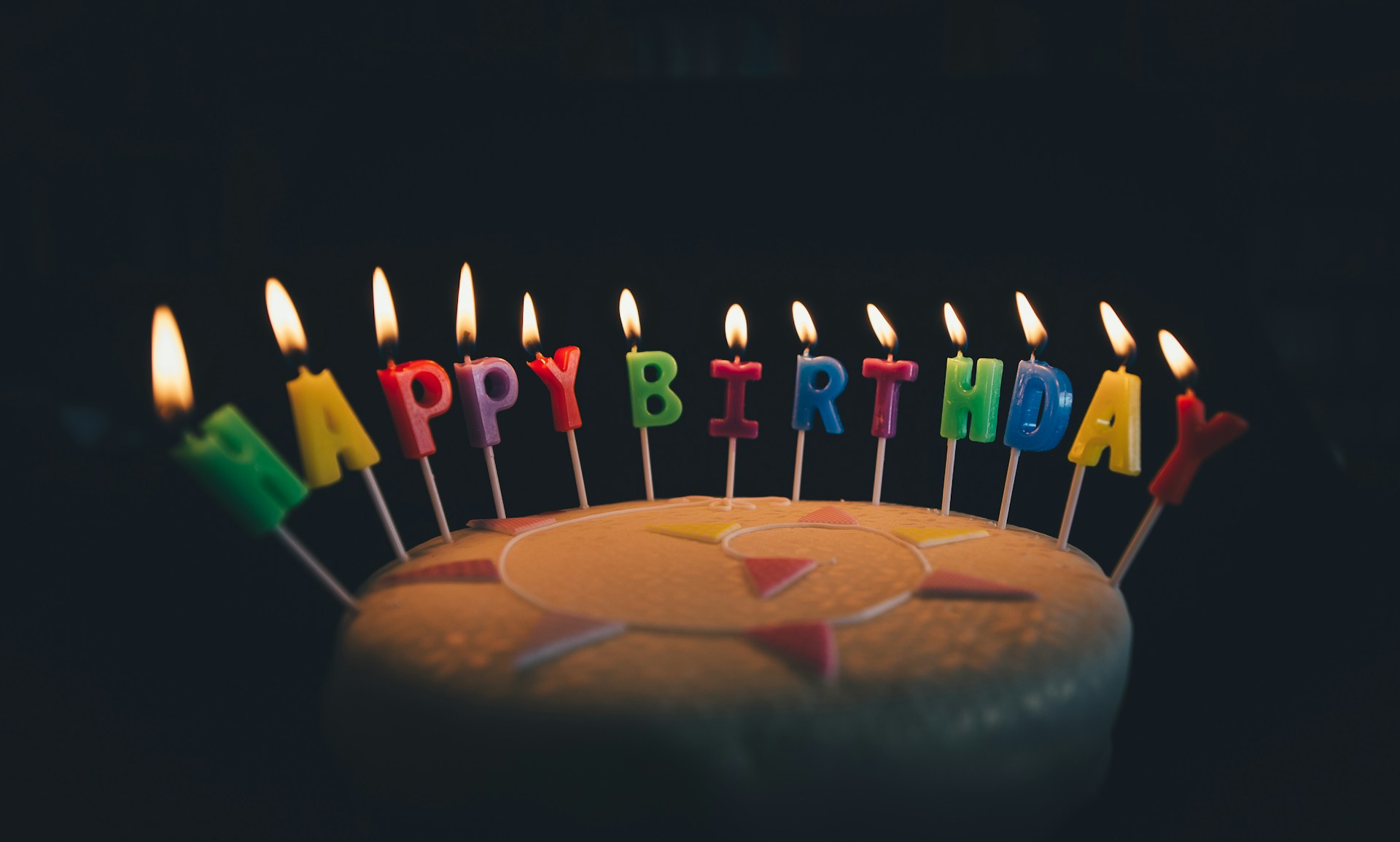 Днем рождения заранее. С днем рождения. Торт со свечками. Свеча в торт "с днем рождения". Торт с днем рождения!.
