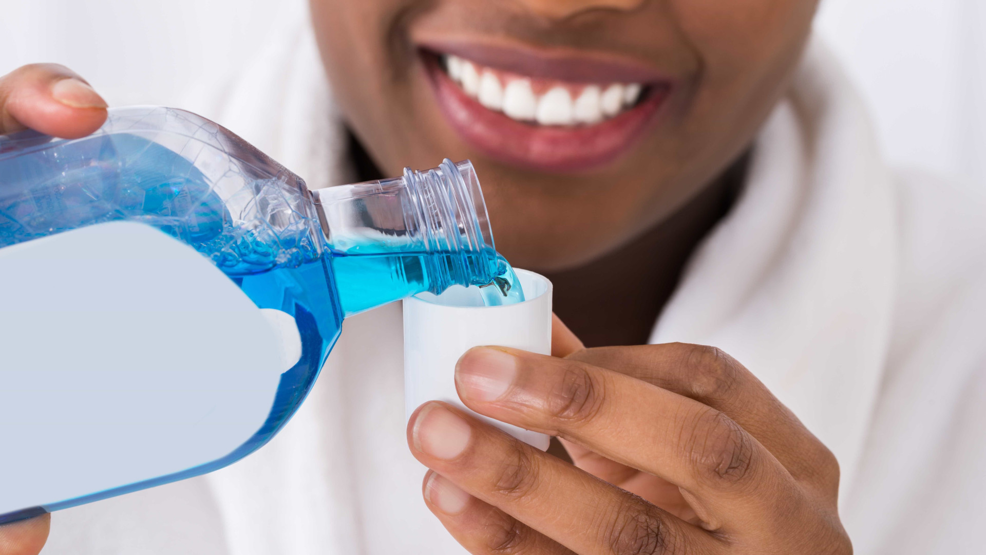 dentista orienta sobre os cuidados com uso correto de enxaguantes bucal