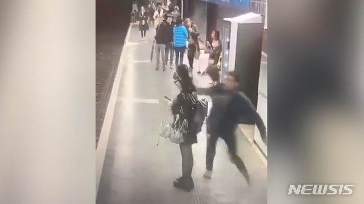 여성만 퍽퍽…지하철 승강장서 묻지마 폭행(영상)