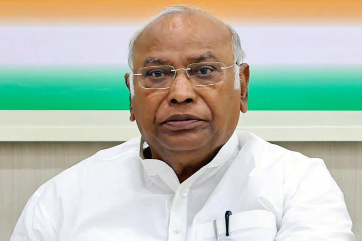 congress president mallikarjun kharge claims efforts on to change constitution, warns about dictatorship