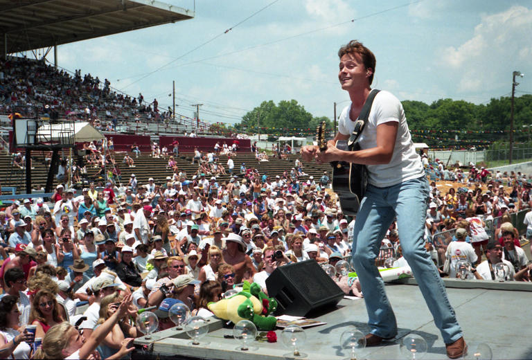 Bryan White performs in the early morning Atlantic and Asylum Records show during the 27th annual Fan Fair at the Tennessee State Fairgrounds June 18, 1998.