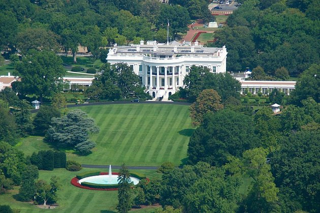 před bílým domem vypukla palba. na sídlo prezidenta před 50 lety nalétl vrtulník