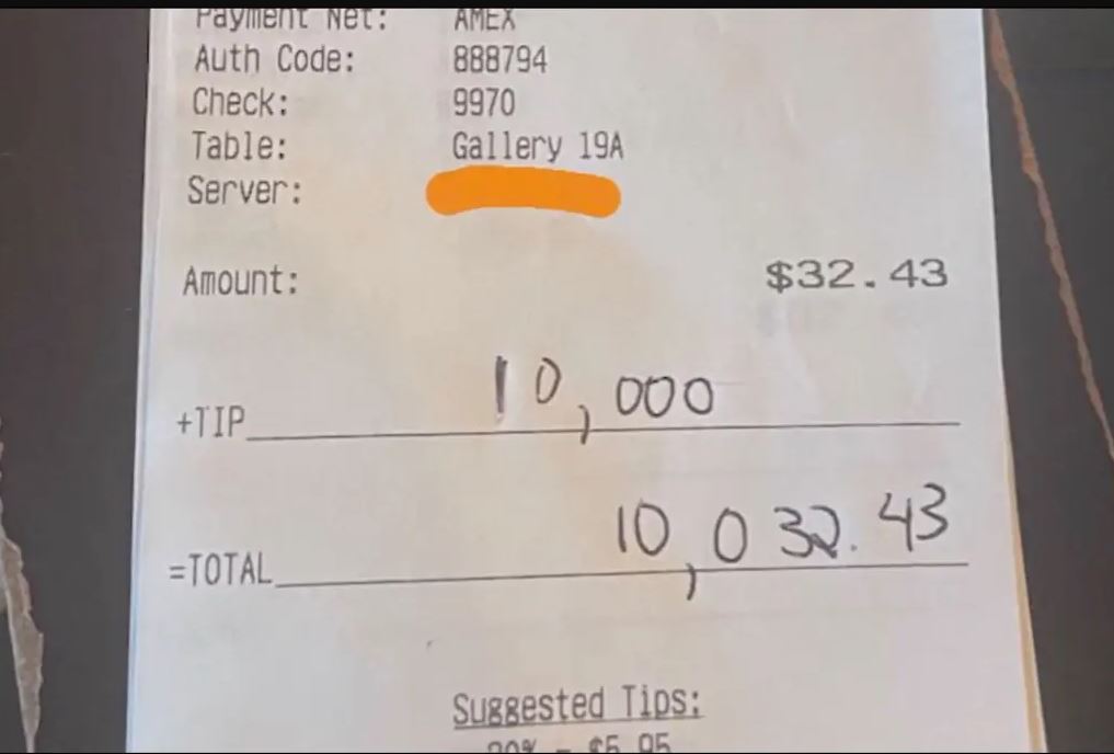 πελάτης σοκάρει το προσωπικό του εστιατορίου αφήνοντας φιλοδώρημα 10.000 δολαρίων – μετά ανακάλυψαν τον σπαρακτικό λόγο