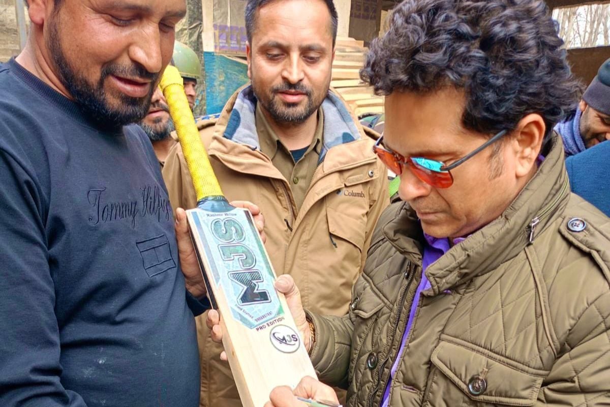 sachin tedulkar visits bat-manufacturing unit in kashmir, praises quality of willow
