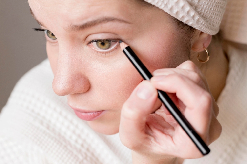17 opções de lápis de olho preto para criar uma maquiagem ‘messy girl’