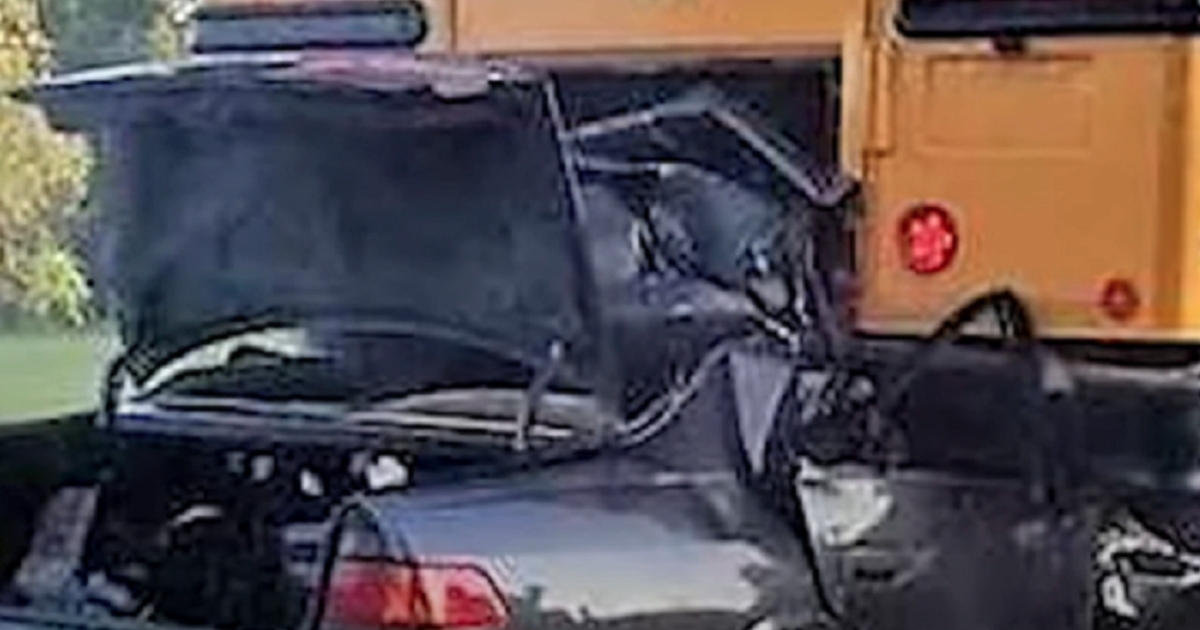 17-årig flicka körde in i skolbuss och dog: sedan gjorde polisen tragiskt fynd i bilen