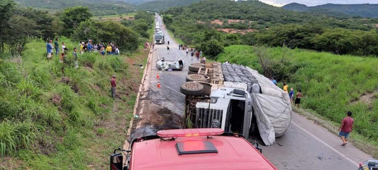 17/02/2024 - 11:08 Dois homens morrem em acidente com carro e caminhão no Norte de Minas