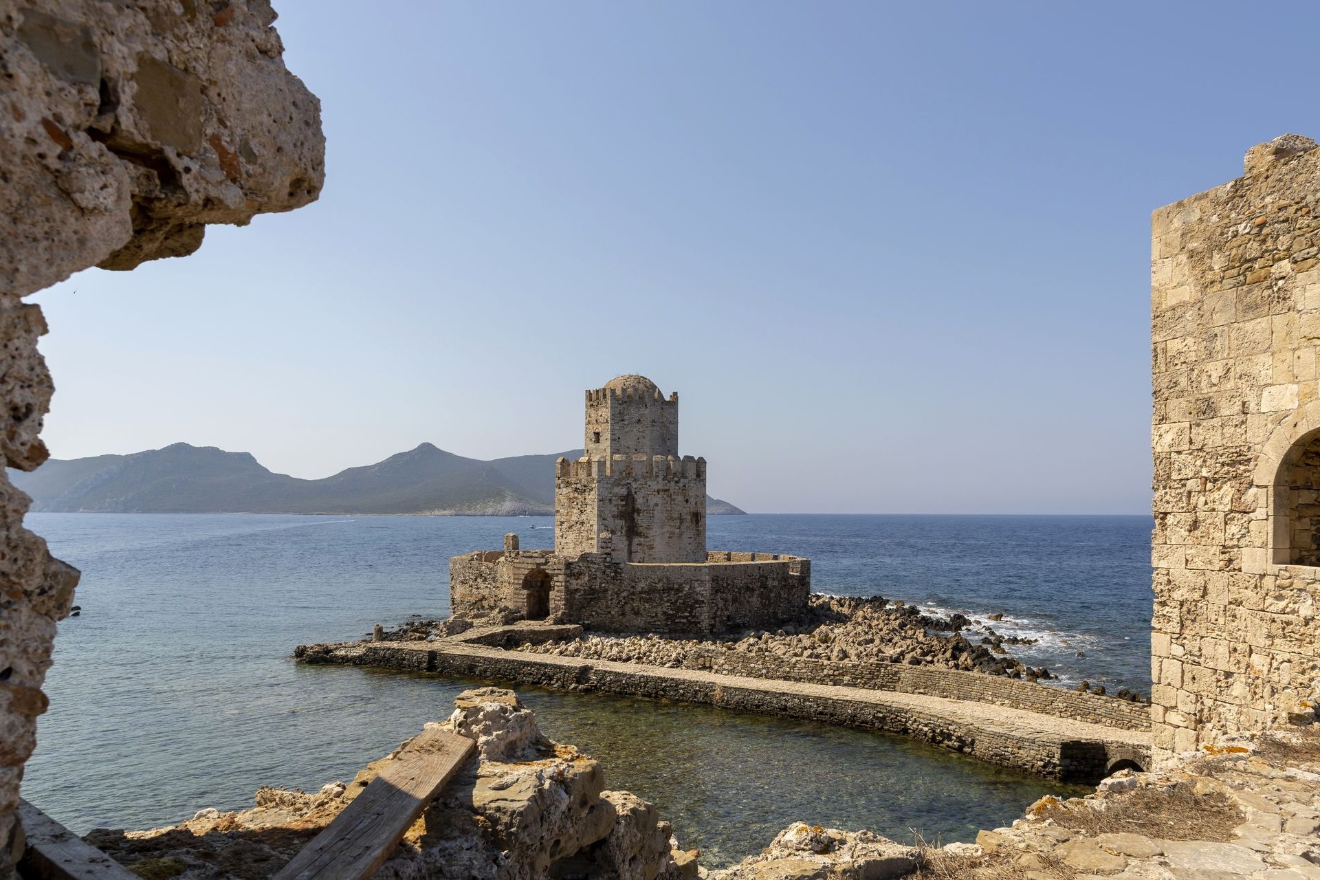<p>Do you want to enjoy sunsets on magnificent beaches, swim in the Mediterranean, and discover ancient masterpieces? Greece is reaching out to you for an unforgettable trip. Let's take a look at the 20 must-see places in this uniquely charming country.</p> <p><a href="https://www.msn.com/en-us/channel/source/Showbizz%20Daily%20English/sr-vid-w8hcuhvu3f8qr5wn5rk8xhsu5x8irqrgtxcypg4uxvn7tq9vkkfa?cvid=cddbc5c4fc9748a196a59c4cb5f3d12a&ei=7" rel="noopener">Follow Showbizz Daily to stay informed and enjoy more content!</a></p>