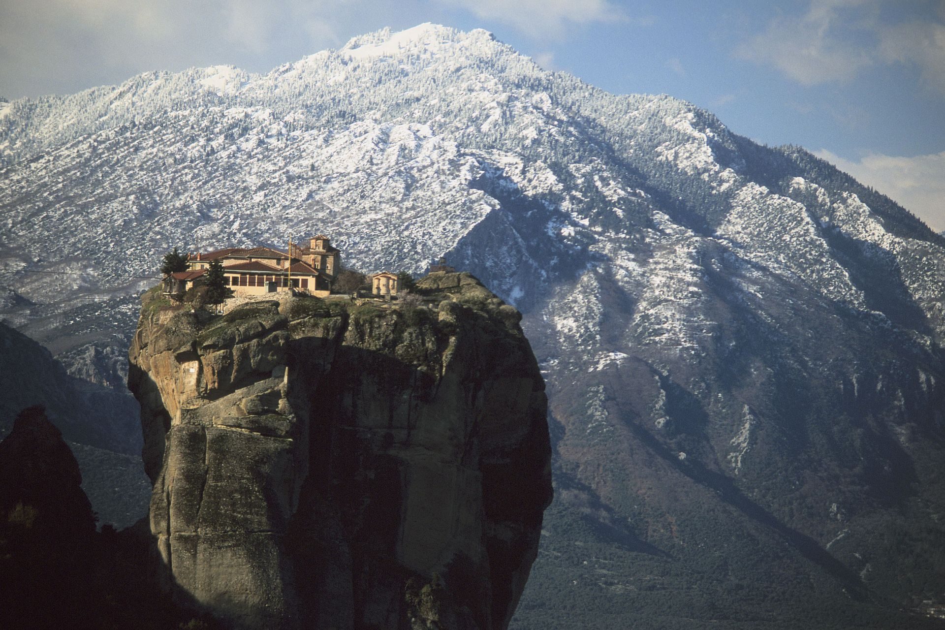 <p>In the heart of the country, the site of Meteora reveals a breathtaking landscape with gigantic sheer blocks of stone. Some of them are topped by monasteries. An impressive place to truly discover the soul of Greece.</p>