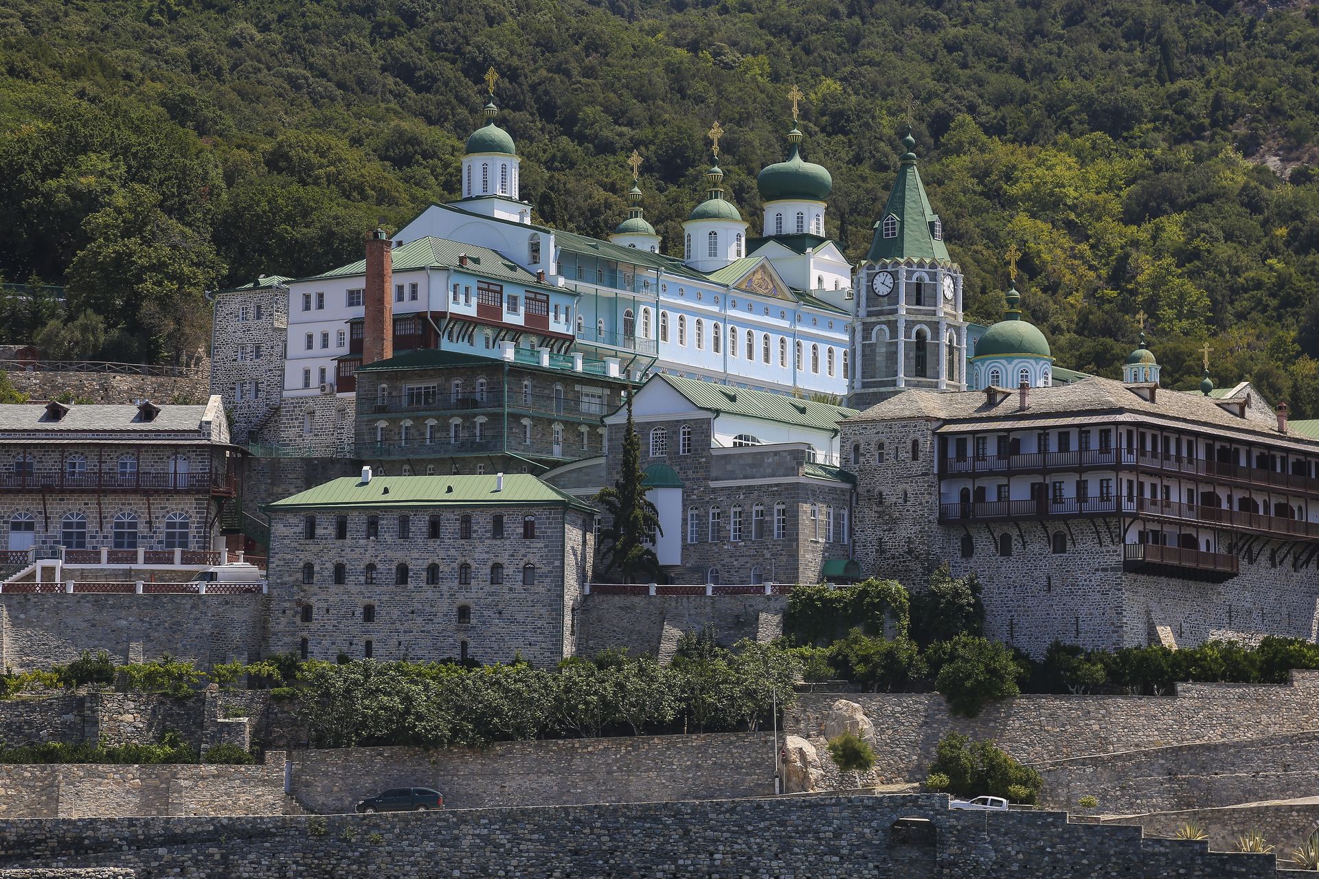 <p>On a peninsula near Thessaloniki, Mount Athos is home to the Monastic Republic of the same name: an autonomous enclave where a few thousand monks reside spread over twenty monasteries. Be careful, because access is reserved for men. It must be requested in advance and only 10 non-Orthodox people per day are admitted.</p>
