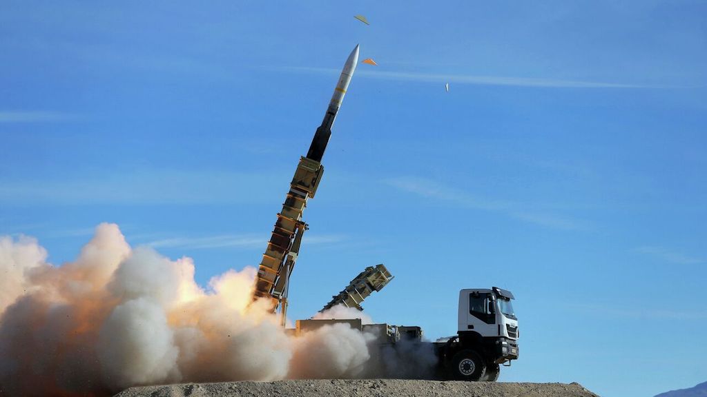 irã revela sistemas de mísseis de defesa antiaérea