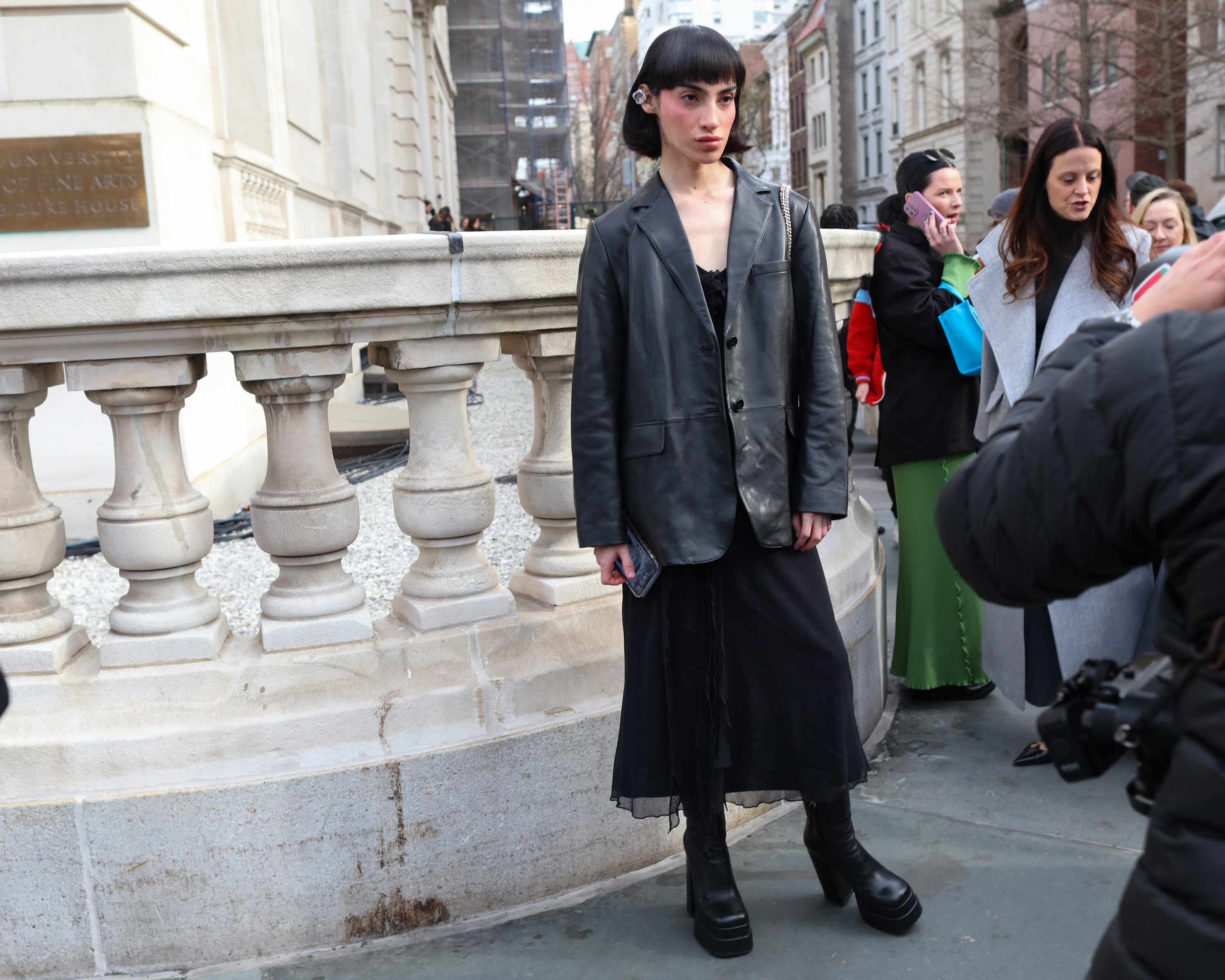 es oficial, las botas altas con vestidos son la combinación favorita del street style de nueva york