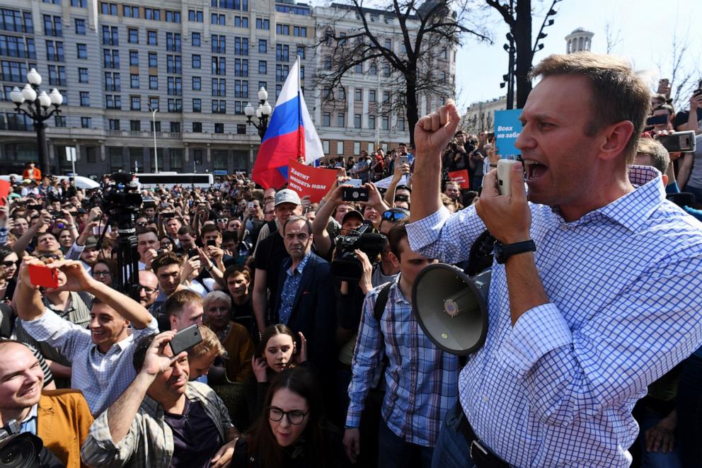 alexei navalny's allies accuse russian authorities of withholding his body