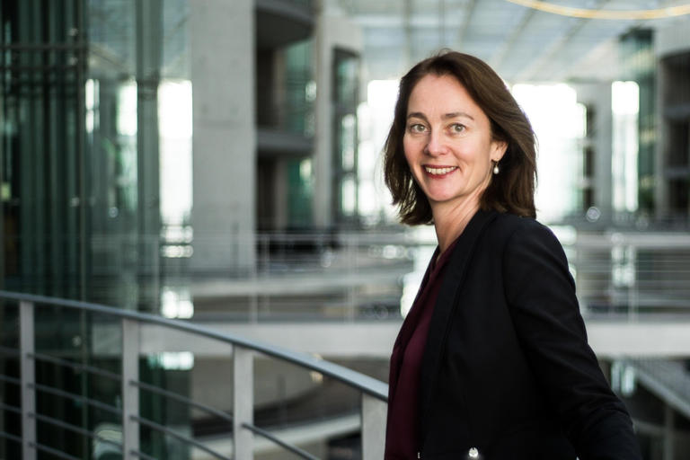 Katarina Barley (SPD), designierte Spitzenkandidatin für die Europawahl, posiert noch zu ihrer Zeit als Justizminister im Paul-Löbe-Haus.