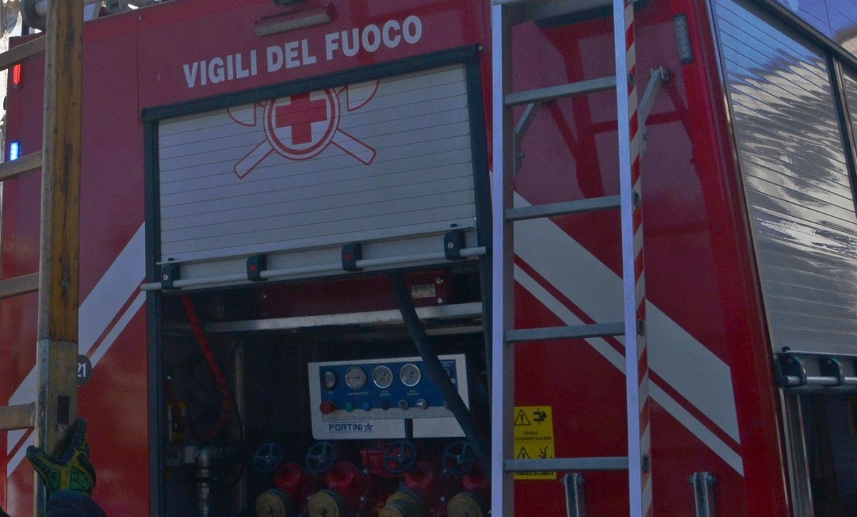 incendio doloso in un palazzo milanese, segnalato un ragazzino