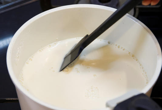 体に優しい豆乳と麹の「発酵生クリーム」。つくり方と簡単おやつレシピ
