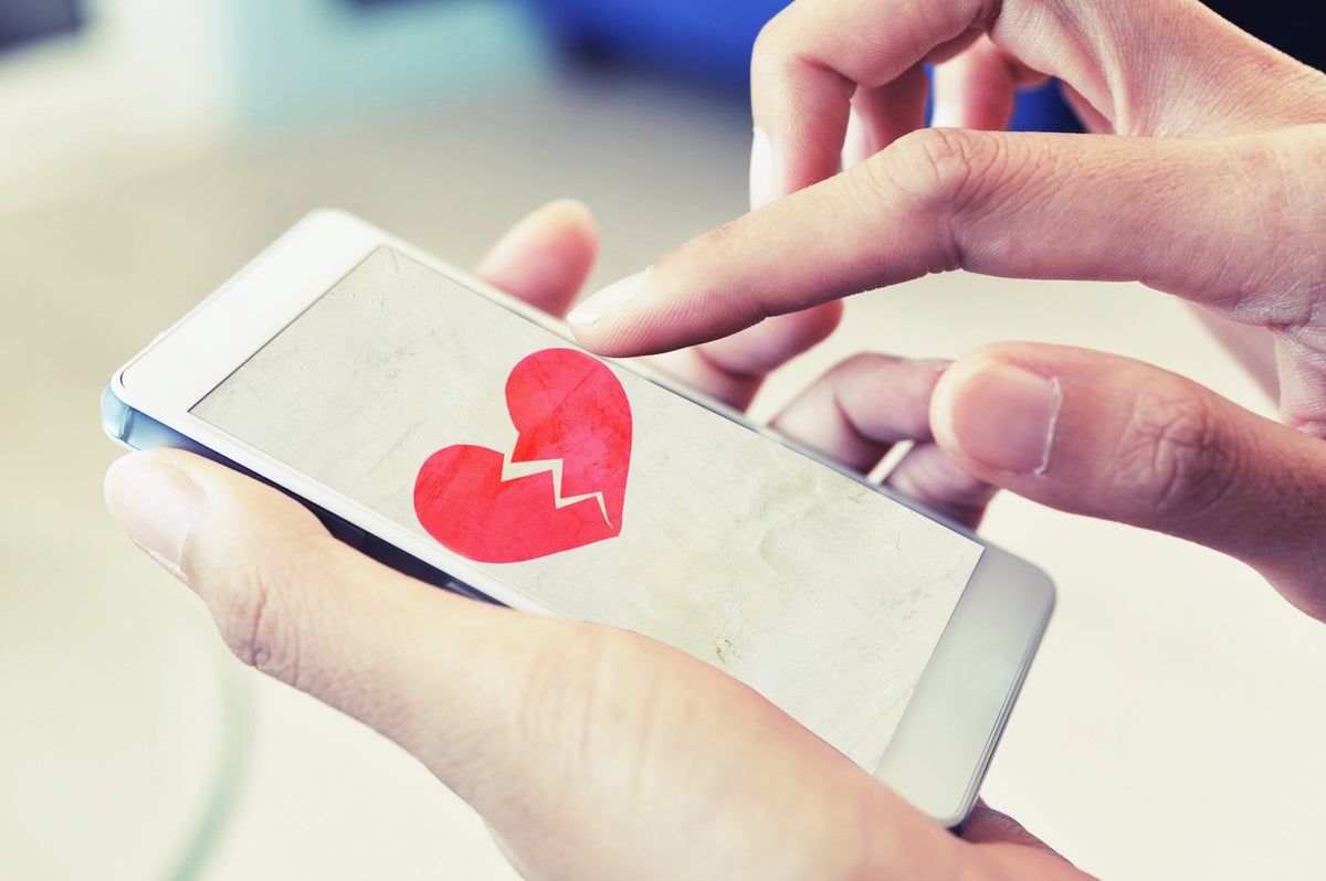 Relationship Experts On How To Avoid The Dreaded Dating App Fatigue