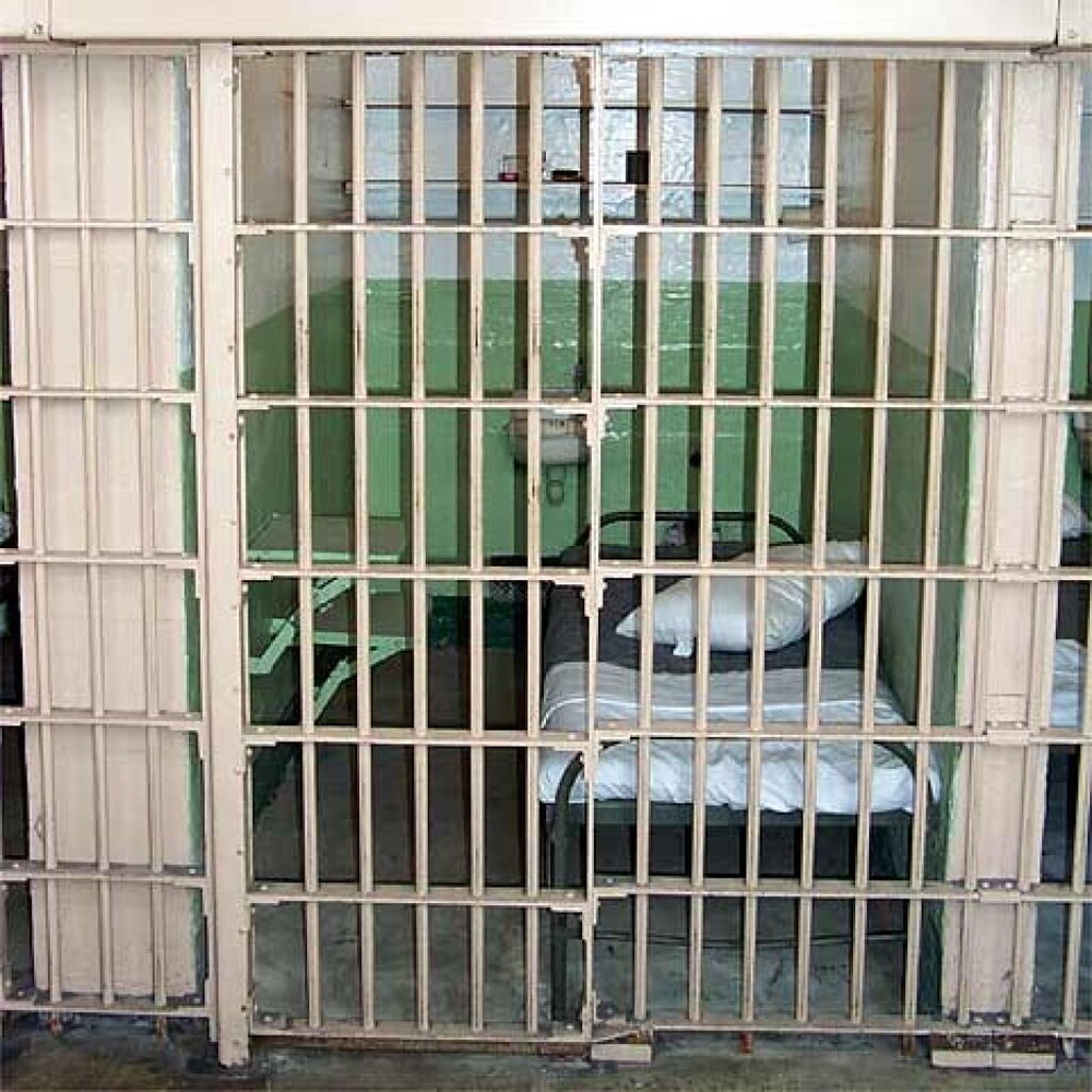 due detenuti scavalcano il muro ed evadono dal carcere di trani