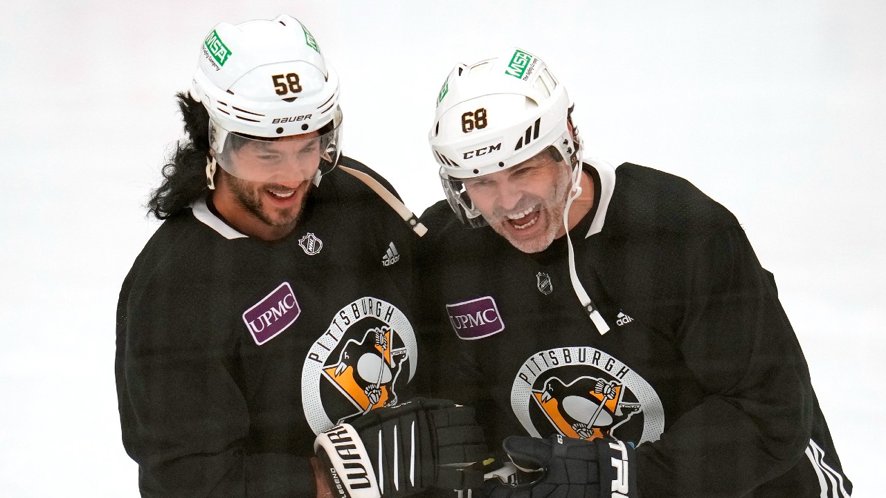 as penguins celebrate jagr, crosby authors his own chapter as ageless wonder