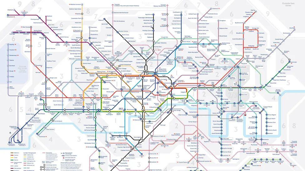 여섯 개의 색이 바뀌는 런던의 유서깊은 전철 노선도