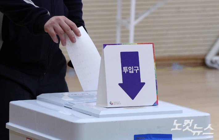 국힘 44.3% 민주 37.2%…尹정부 안정 46.3% 견제 45.9%