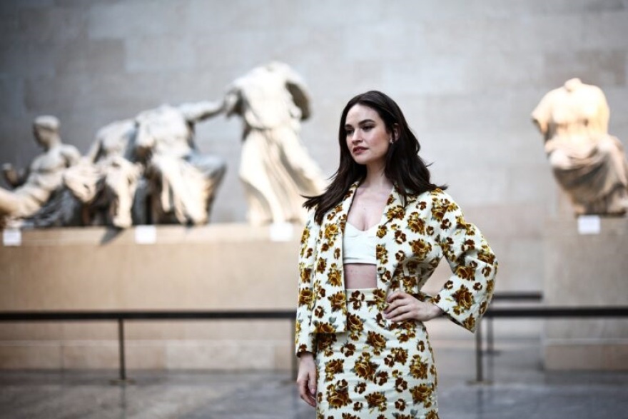οργή μενδώνη για επίδειξη μόδας στο βρετανικό μουσείο: ευτελίζουν το μνημείο και τις οικουμενικές του αξίες
