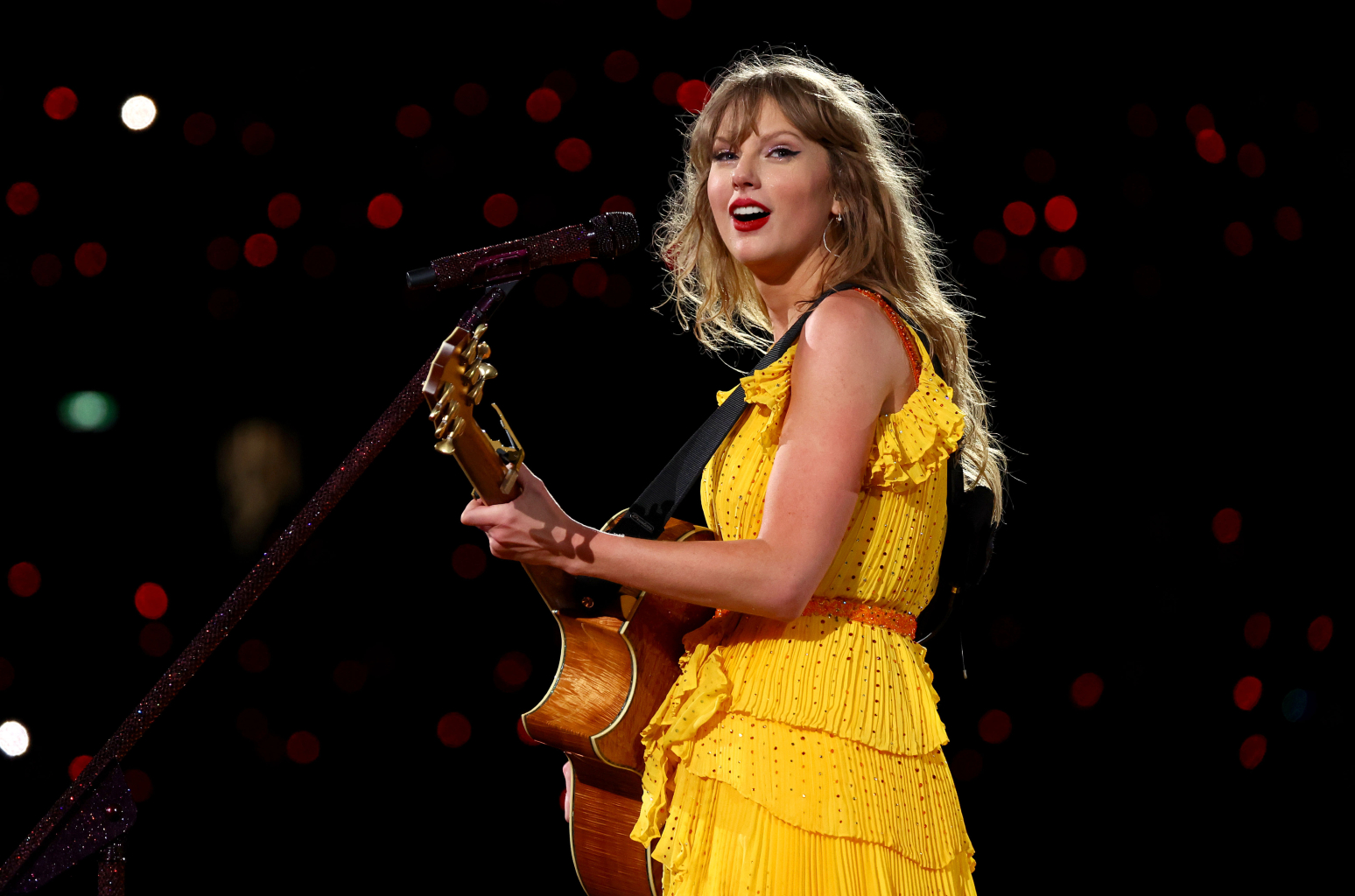 taylor swift debuts ‘getaway car,' ‘august' & ‘the other side of the door' mashup live in melbourne: watch