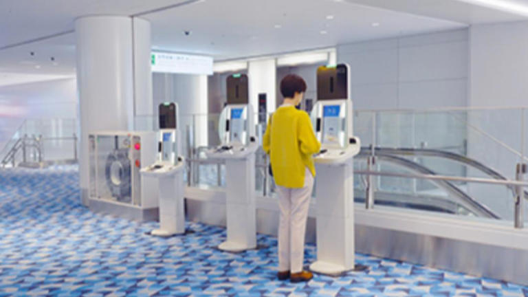 入境日本旅客使用NEC的機器掃碼提供個人資訊後，僅需接受一次護照檢查就能出境。（圖／翻攝自NEC官網）