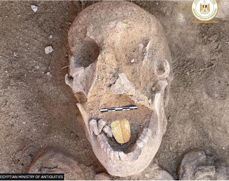 μούμιες με χρυσές γλώσσες βρέθηκαν σε αρχαίο νεκροταφείο – η ανακάλυψη, τα μυστικά και οι θησαυροί μέσα στους λαξευμένους τάφους